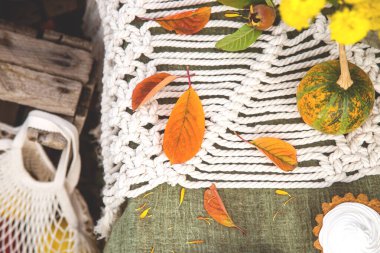 Açık havada şenlikli bir yemek masasının tasarımında kırsal eko tarzı..