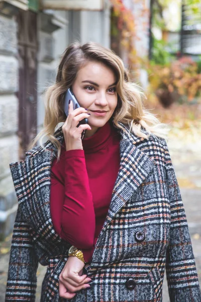 Όμορφη λευκή κοπέλα μιλάει στο τηλέφωνο στο δρόμο.. — Φωτογραφία Αρχείου