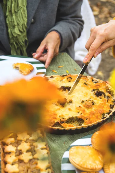 Tarte au fromage maison sur la table. Une femme coupe une tarte pour la famille . — Photo