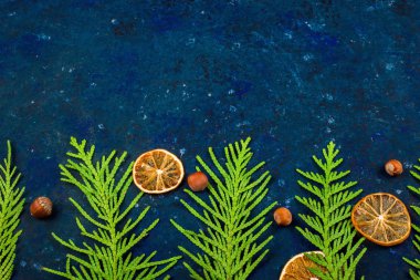 Yeşil Noel ağacı dalları ve ekolojik süslemeleri olan mavi parlak noel arkaplanı.