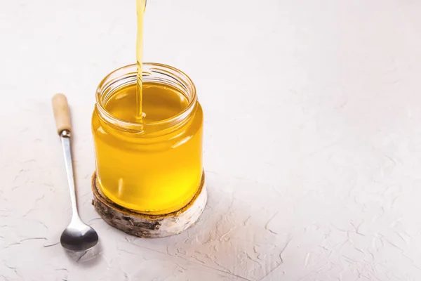 Ghee líquido caseiro ou manteiga clarificada em frasco transparente . — Fotografia de Stock