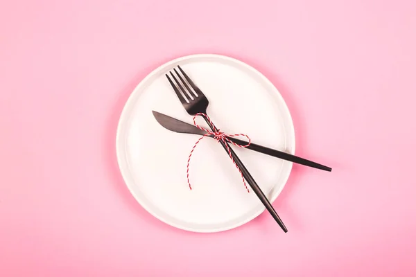 Concepto minimalista de Navidad con un plato blanco sobre fondo rosa . —  Fotos de Stock