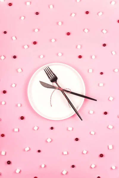 Concepto minimalista de Navidad con un plato blanco en rosa entre el patrón de ingredientes . —  Fotos de Stock