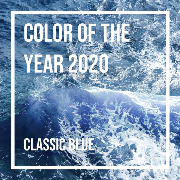 2020 'nin klasik mavi renginde deniz dalgaları — Stok fotoğraf