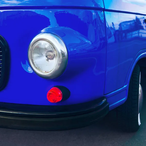 Retro-Auto in einem modernen trendigen blauen Farbe. — Stockfoto