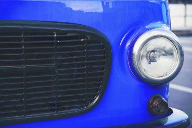 Modern modaya uygun klasik mavi renkli Retro araba.