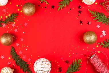 Noel, yeni yıl kırmızı kurdele ile şık daire yatıyordu çerçeve. Kış tatil kompozisyon. Üstten görünüm. Kopya alanı