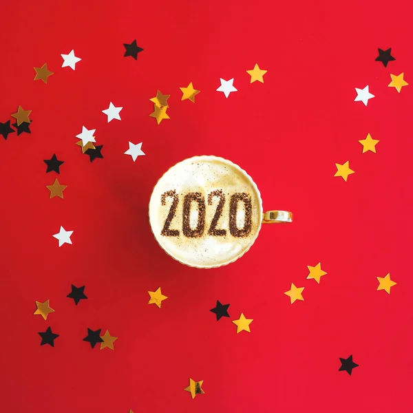 Inscripción concepto 2020 años en una taza de capuchino en rojo . —  Fotos de Stock