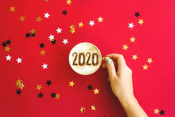 Inscripción concepto 2020 años en una taza de capuchino en rojo . —  Fotos de Stock