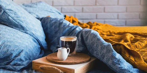 Roupa de cama azul clássica com uma bandeja de café e jarro de leite . — Fotografia de Stock