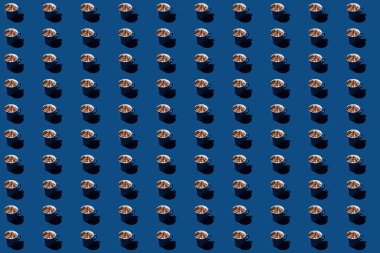 Mavi bardakta, mavi arkaplan desenli Noel sıcak çikolatası..