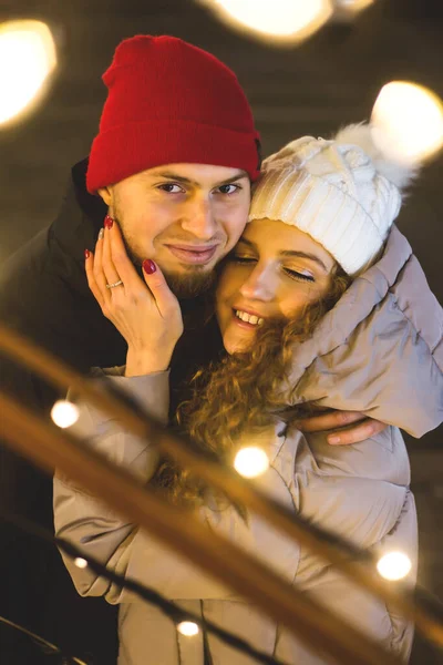 Cuplu fericit în dragoste într-o atmosferă de Crăciun . — Fotografie, imagine de stoc