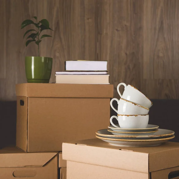 Ambachtelijke dozen voor het verzamelen van dingen en verhuizen naar een ander appartement. Nieuw woon- en verhuisconcept. — Stockfoto