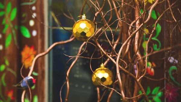 现代圣诞装饰用的是金球和自然枝条而不是圣诞树. — 图库照片