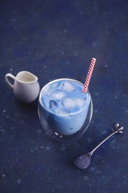 Mavi bir masada buzlu kibrit mavisi çay. 2020 Yılı Rengi.