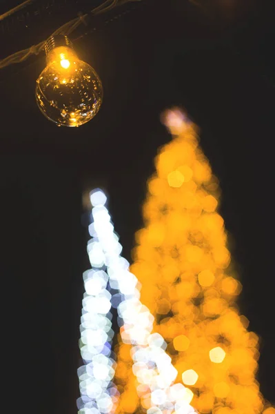 在城市圣诞树的明亮灯光的背景上复古美丽的灯具. — 图库照片
