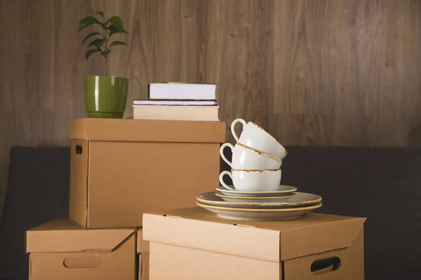 Craft boxes for collecting things and moving to another apartment. New housing and relocation concept. — 스톡 사진