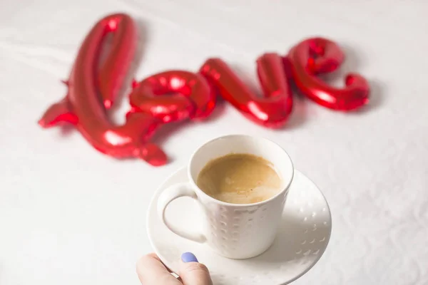 Koncepcja Walentynki z filiżanką kawy i piłką w kształcie miłości. — Zdjęcie stockowe