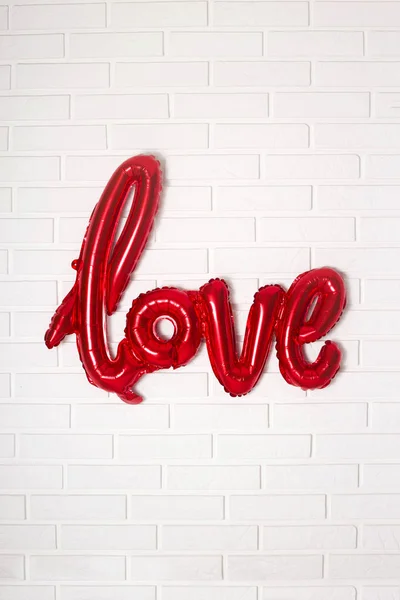 Слово "воздушный шар любви" как украшение интерьера в День Святого Валентина . — стоковое фото