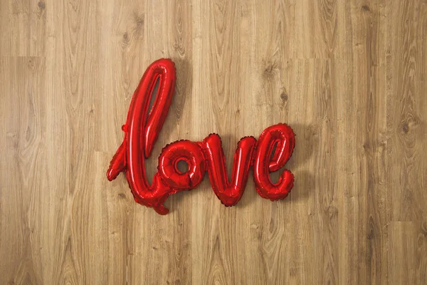 Ordet kärlek ballong som en inredning på Alla hjärtans dag. — Stockfoto