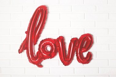 Aşk balonu kelimesi Sevgililer Günü 'nde bir iç dekorasyon olarak kullanılıyor..