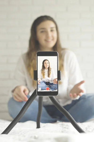 Kadın blogcuyla modern cep telefonu çekimi videosu.