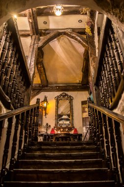 Bir cadının evindeki aynaya giden bir merdiven..