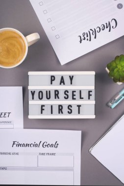 Finansal planlama konsepti ve kişisel fonların birikmesi. Çıktıları ve tabloları olan masaüstü.