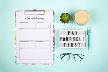 Finansal disiplin, tasarruf ve gider planlama konsepti.
