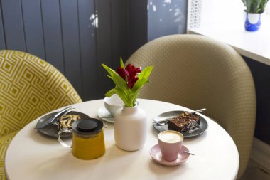 Modern stil kahve dükkanı iç mekanı ara vermek için hazırlanıyor..