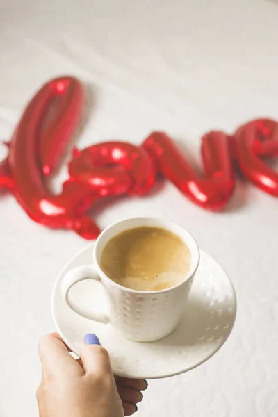 Koncepcja Walentynki z filiżanką kawy i piłką w kształcie miłości. — Zdjęcie stockowe