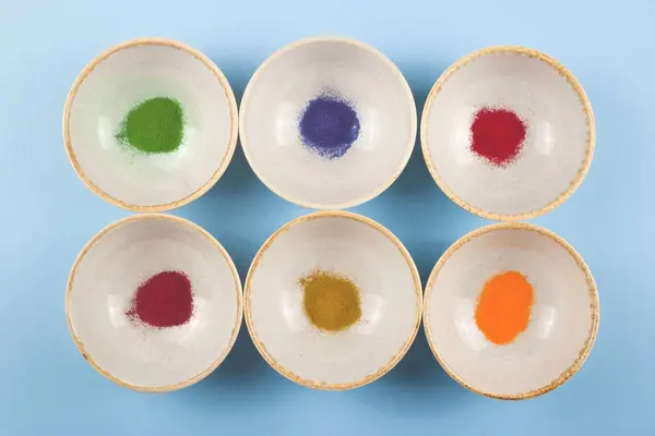Préparation du concept de Pâques. Colorants pour œufs dans des bols . — Photo
