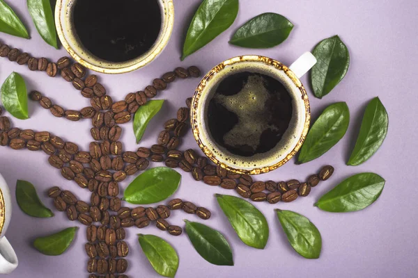 Cups of coffee grown on a tree of coffee beans and green leaves. — Stock fotografie
