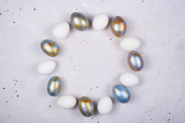 Asgari gri arkaplanlı renkli yumurtalarla Paskalya düzeni.