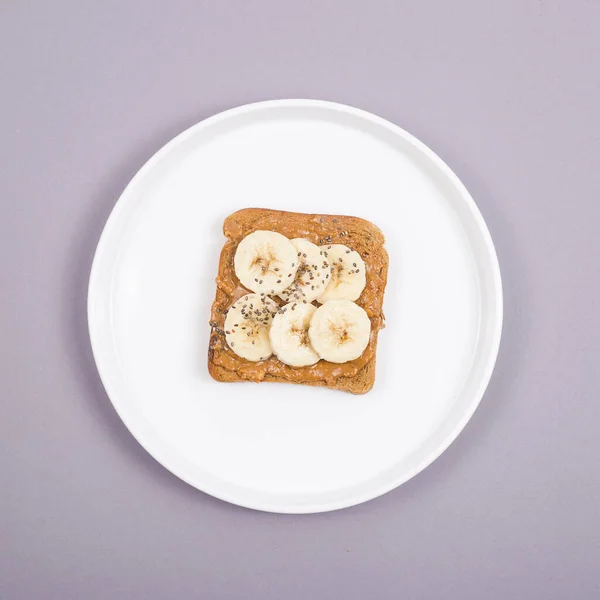Desayuno vegetariano saludable con mantequilla de maní, fruta y superalimentos . — Foto de Stock
