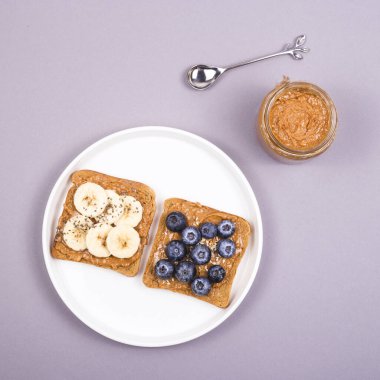 Fıstık ezmeli, meyveli ve süper yiyecekli sağlıklı vejetaryen kahvaltısı..