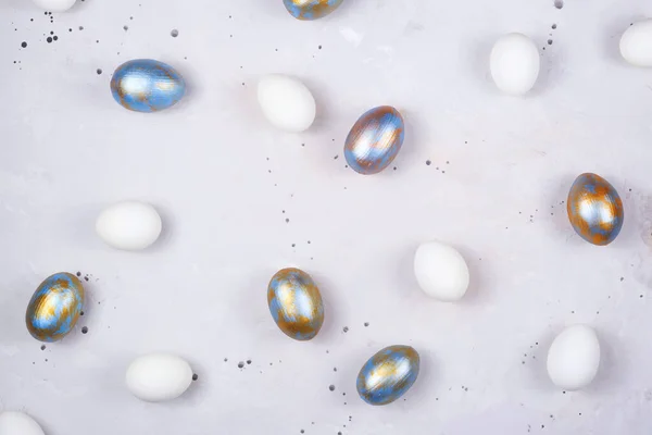 Húsvéti elrendezés színes tojások minimális szürke háttér. — Stock Fotó