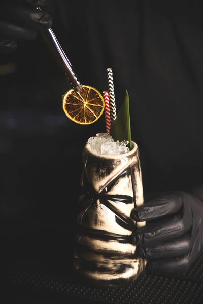Tiki trinken Cocktails. Tropische Tiki-Cocktails an der Bar. — Stockfoto