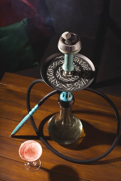 Hábito perjudicial de fumar una cachimba en un bar para el concepto de relajación . — Foto de Stock