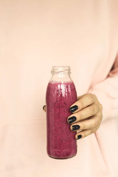 瓶の中のベリースムージー。女性の手の中に健康的な朝食. — ストック写真