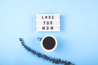 Kahve ve okaliptüs ile Anneler Günü planı.