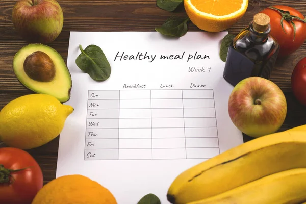 A table with a weekly nutrition plan. The concept of healthy eating and losing weight. — 图库照片