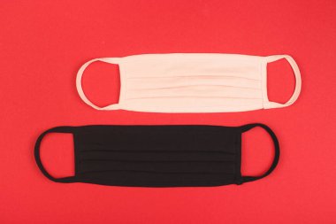 Covid-19 Salgın Konsepti. Kırmızıda kendinizi koruyacak şeylerin düzeni.