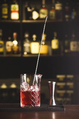 Barın üzerinde güzel bir bardakta kırmızı kokteyl hazırlıyorum..