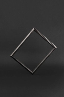 Düzleştir. Siyah fotoğraf çerçevesi ve beyaz masaüstünde yapraklar.