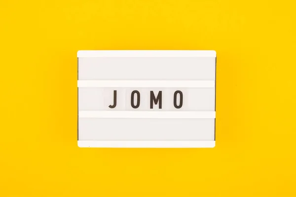 Συντομογραφία Λέξη Jomo Γραμμένο Ένα Διακοσμητικό Πίνακα Ένα Φωτεινό Κίτρινο — Φωτογραφία Αρχείου