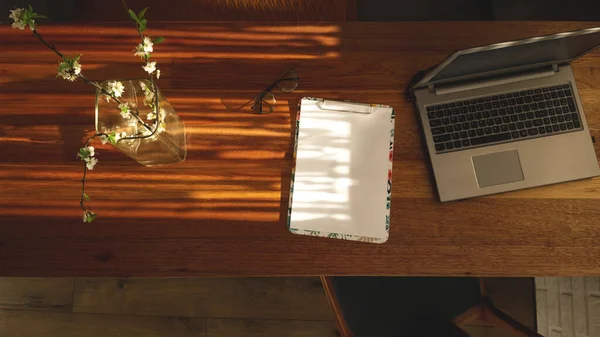 Minimalistyczne miejsce pracy w domu na drewnianym stole w cieniu. — Zdjęcie stockowe
