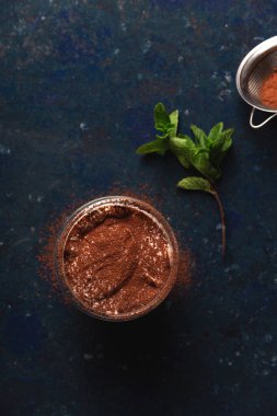 Kakao ve naneyle süslenmiş tiramisu servisi.