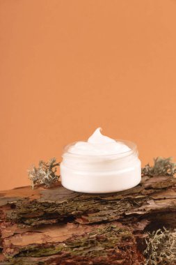 Ağacın kabuğundaki yüz kremi. Doğal bakım konsepti.