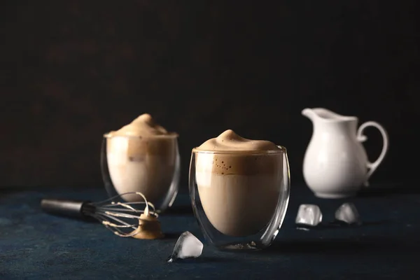 Dalgona Kaffee zu Hause schönes Getränk serviert in einem Kaffeehaus. — Stockfoto
